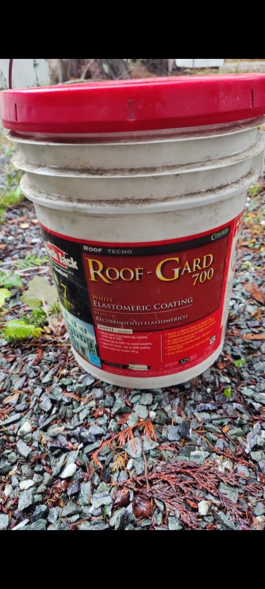 Roof-Gard 700 Elastomeric coating, White, 4.75 Gallons