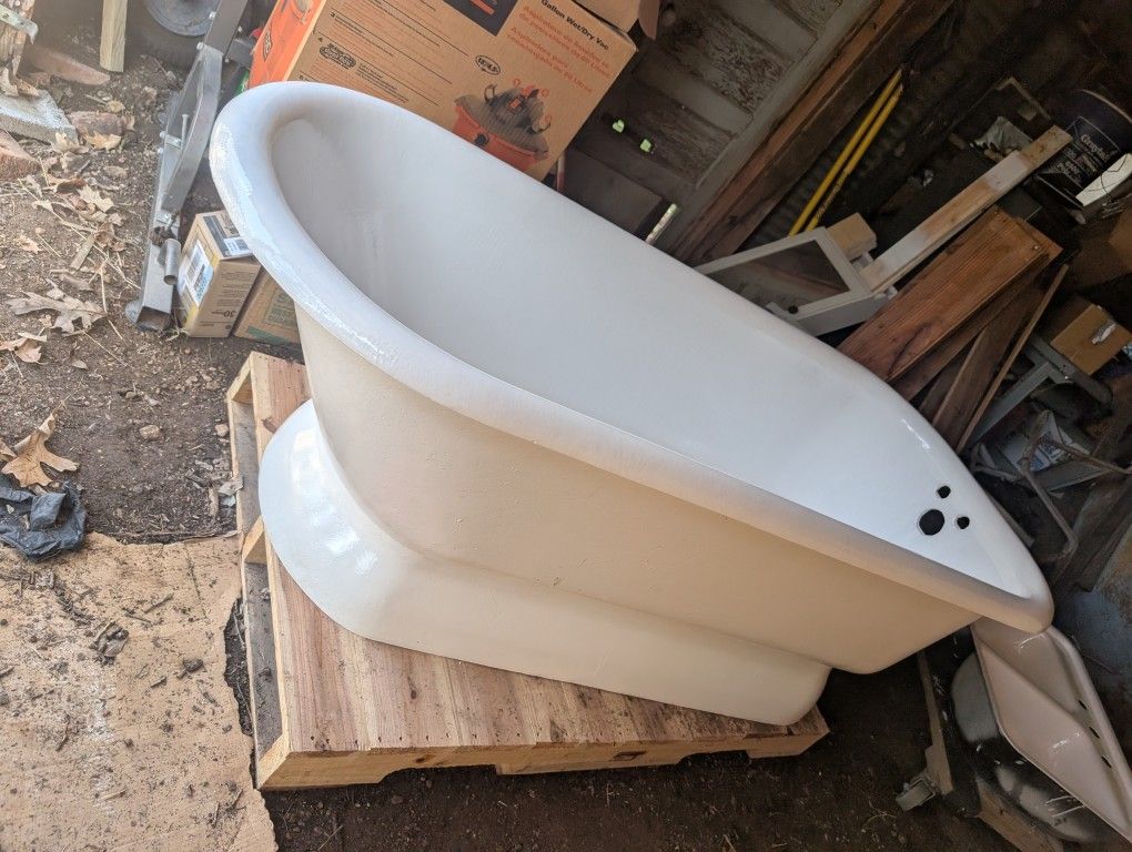 Refinished US 1929 Cast Iron Tub with Skirt Base