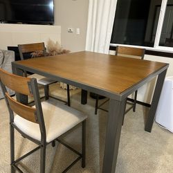 Kitchen Table And 8 Chairs 