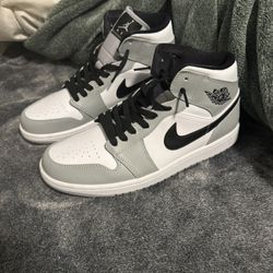 Air Jordan 1 Mid Smoke Grey