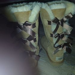 NEVER WORN SIZE 2 UGG BOOTS