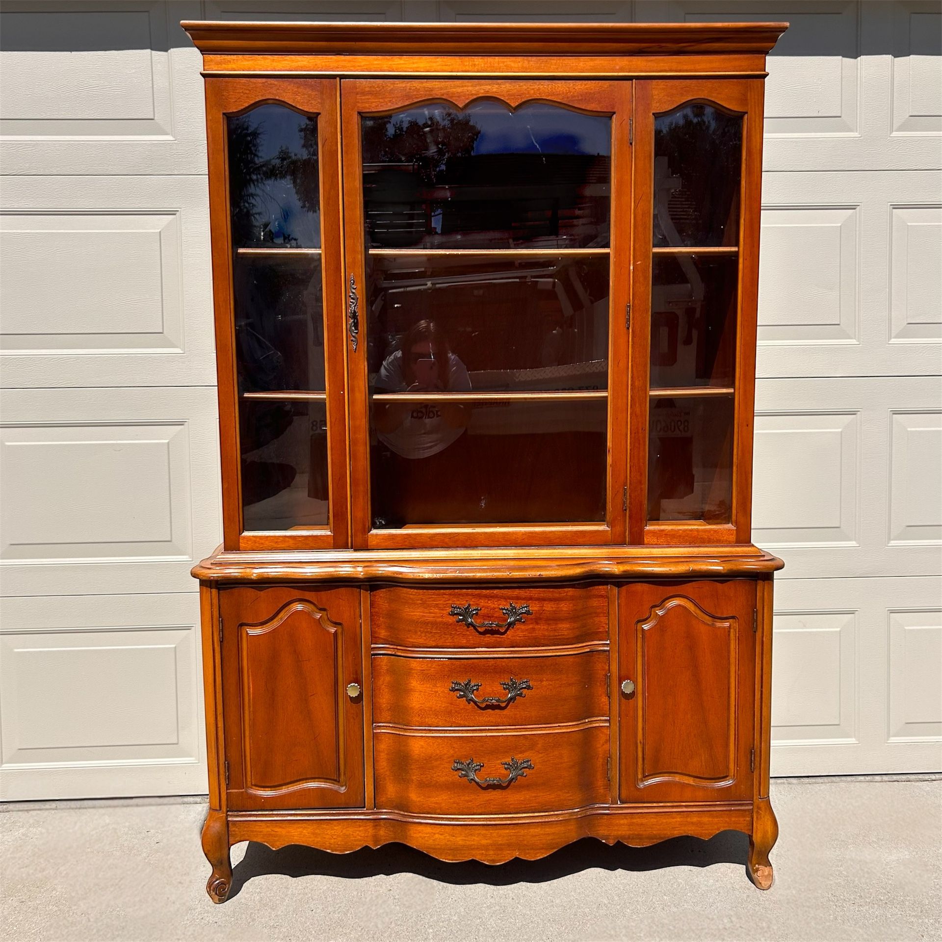 Solid Wood Display Cabinet / China Cabinet / Hutch