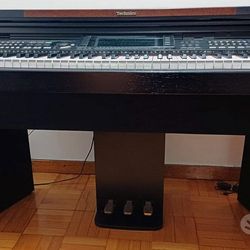 !! LIKE NEW TECHNICS DIGITAL PIANO !! (O.B.O)