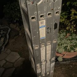 Foldable aluminum ladder