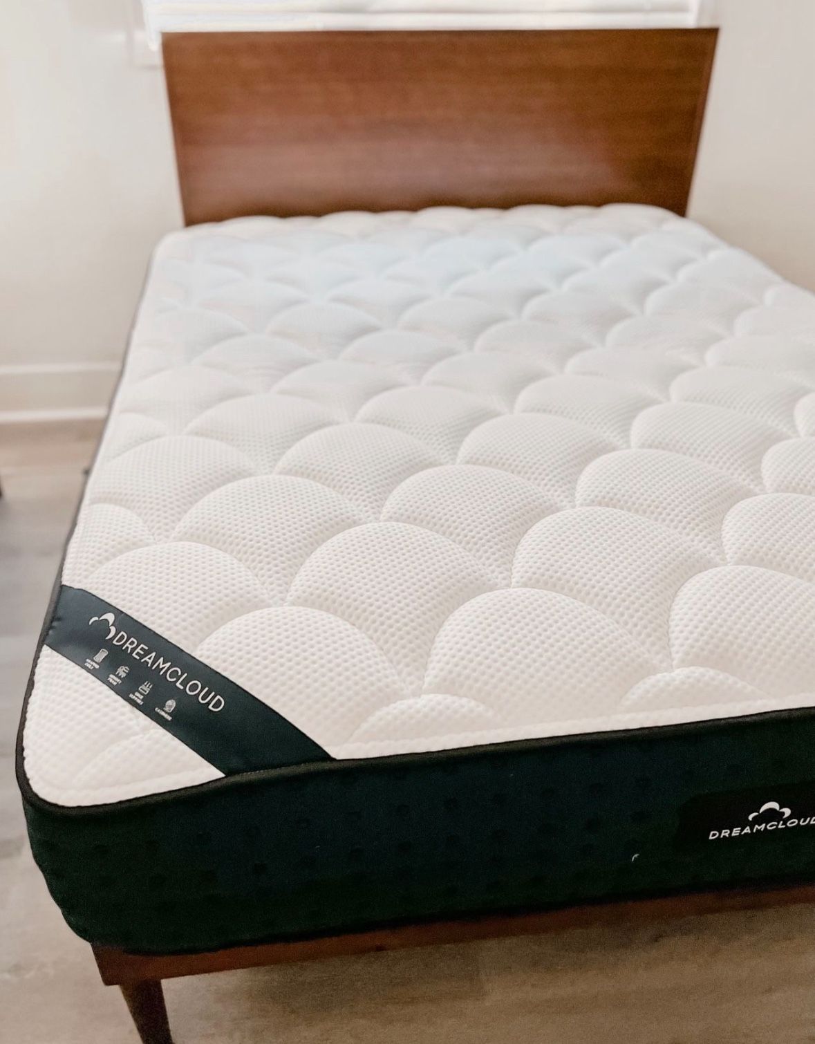 🛏️ QUEEN hybrid Memory Foam Dreamcloud Mattress - Like New 