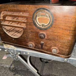 Vintage 1937 Philco Radio model 37-630 wood grain Great Depression table top radio - yes works. 