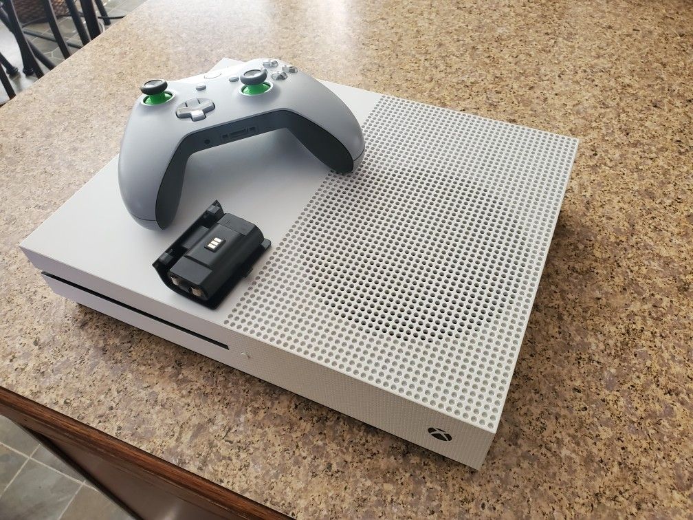 Like New 500GB Xbox One S w/ 3 Months Xbox Live, Madden 20 & Forza Motorsports 7 .. Rechargeable battery pack.