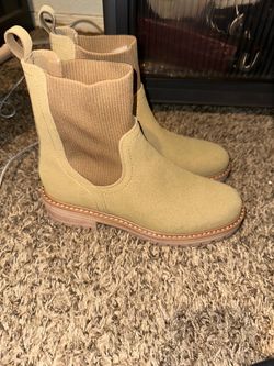 Women’s boots size 8.5