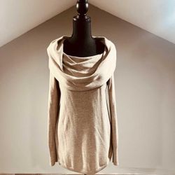 Medium Beige Sweater with Changeable Neck