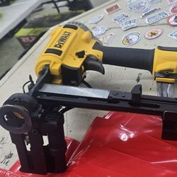 LIKE NEW DEWALT PNEUMATIC 18G CAP STAPLER 120$ LIKE NEW!! 