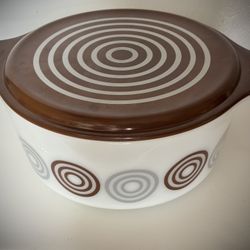 vintage Pyrex Salton Cosmopolitan casserole dish with its lid. 