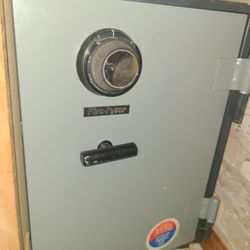 Large Safe WITH Combination ( GUN, GUNS  MONEY, KEYS, AMMO, DOCUMENTS )
