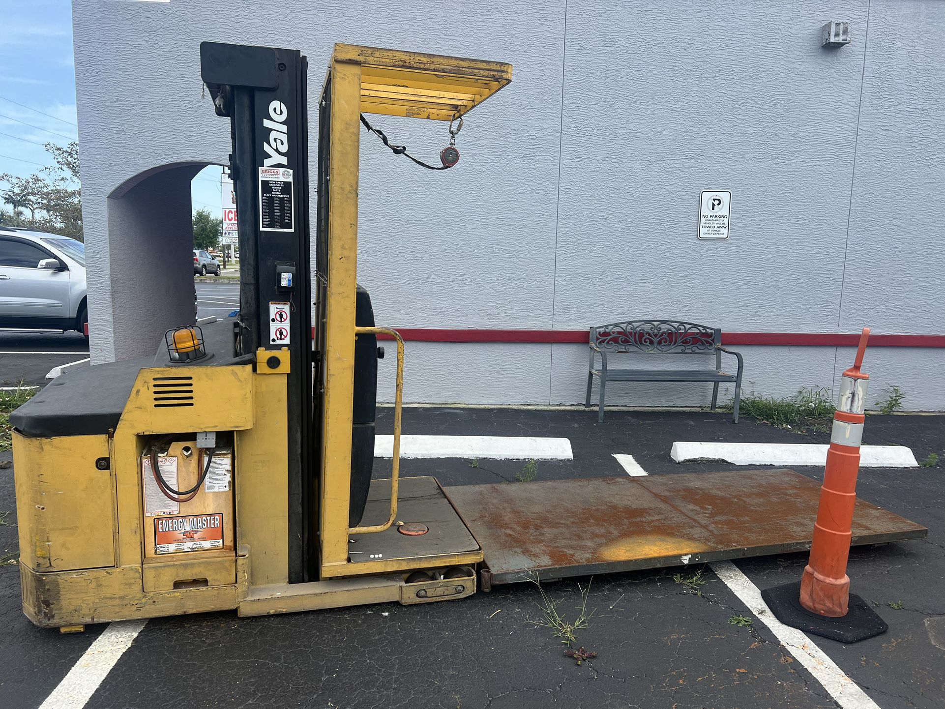Electric  Fork Lift With Skid Plate 