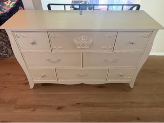 Girl’s princess style 8 drawer dresser