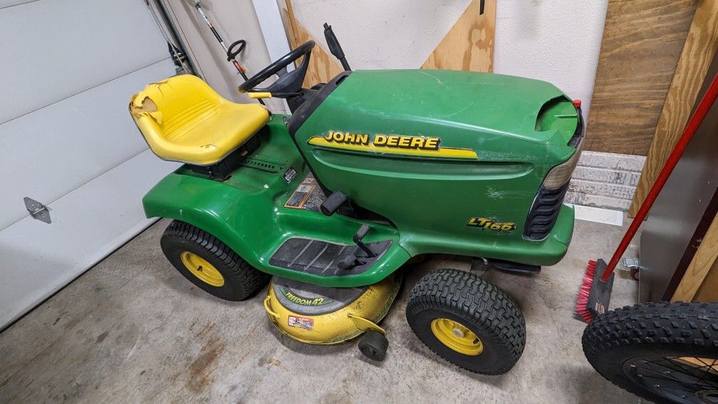 John Deere LT166 Riding Mower 