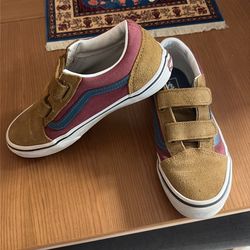 Boys vans shoes.