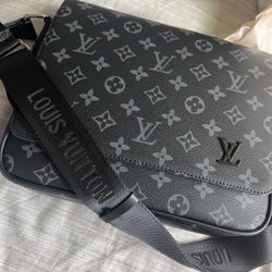 Louis Vuitton Messenger Bag (BRAND NEW) for Sale in Bronx, NY