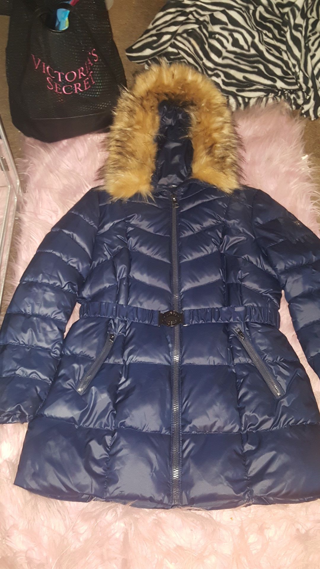 NWOT XL GUESS DEEP ROYAL BLUE PUFFER JACKET/COAT SIZE XL WITH DETACHABLE FUR ON HOOD.