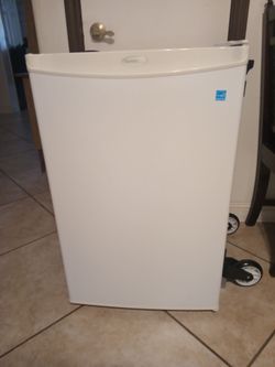Danby White Refrigerator/ Freezer 2019 w/ shelves, rack and can holder