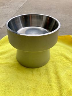 Dog water bowl elevated
