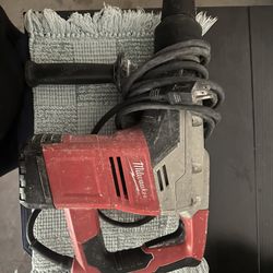 Milwaukee 8 Amp 120v Corded 1 in. SDS D-Handle Rotary Hammer 