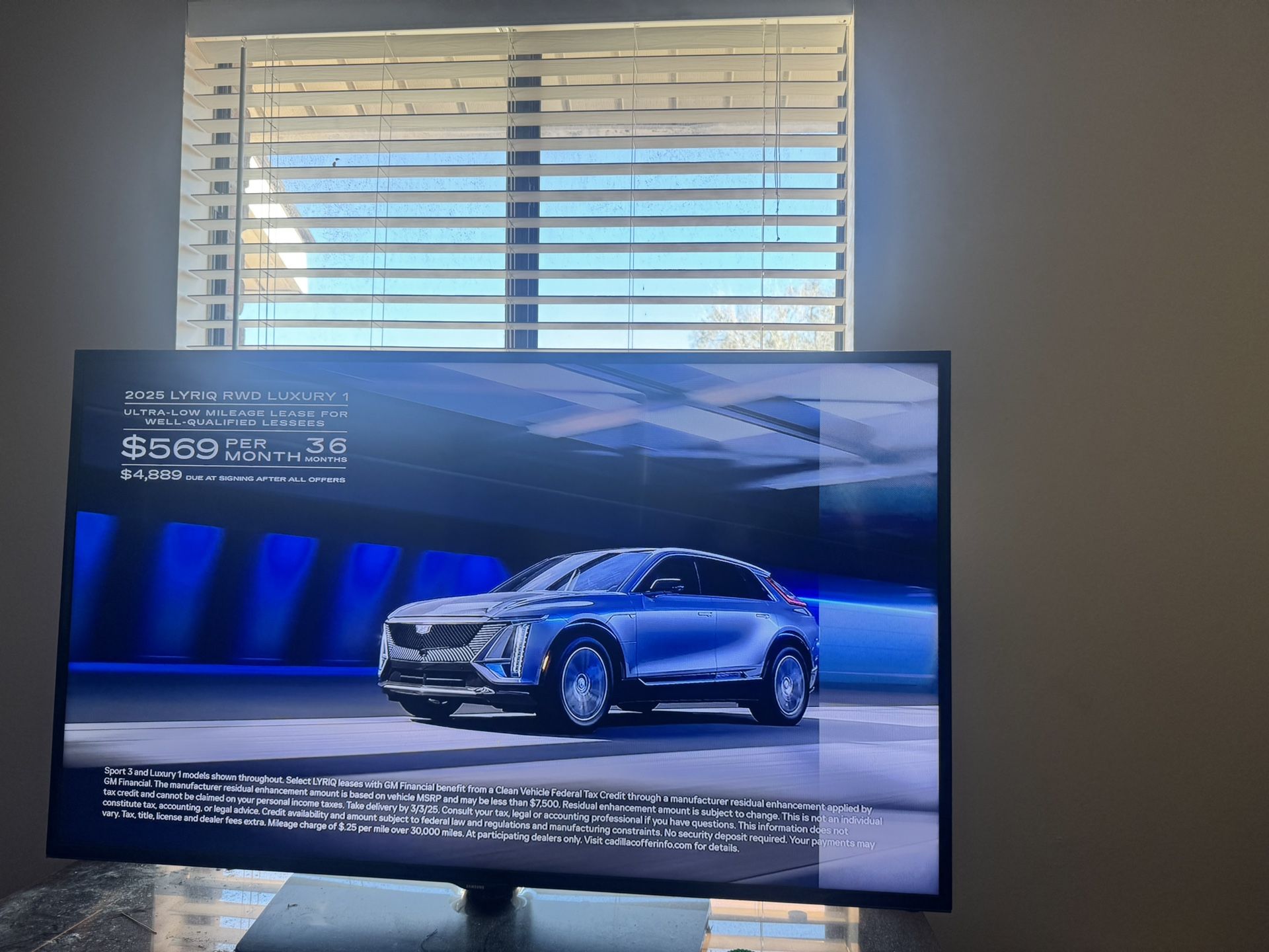 50in Samsung Smart Tv With Remote , The Reason So Low The Corner Is A Little Dimmer Than The Rest Of The Tv But Certain Videos It Doesn’t  Show 