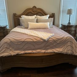 $1,200 ~ OBO ~ King Bedroom Set ~ Purchased From Haverty’s
