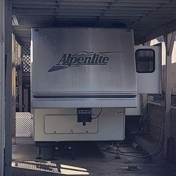 Fifth Wheel Trailer 