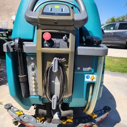 Tennant T600e, Walk Behind Floor Scrubber, 32", 32 Gallon, Battery, Self Propel, Dual Disk