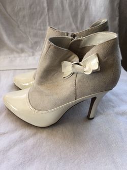 CHARLOTTE RUSSE IVORY BOW ANKLE BOOTIES