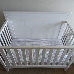 Crib with Mattress and Bedding Set