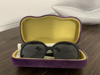 Women’s Gucci sunglasses. (NEW)