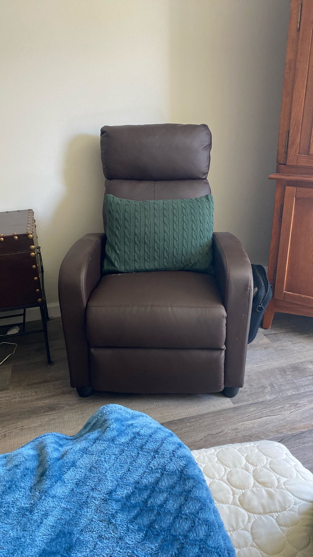 Set Of 2 Recliner chairs