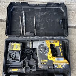 DeWalt Rotary Hammer Drille (DCH273) 20V MAX XR Cordless Brushless 1 in. SDS Plus L-Shape 