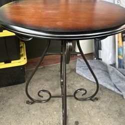 Table/ W 2 Bar Stools