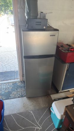 Thomson TFR725 7.5 Cu Ft Top-Freezer Fridge – Works Great, Garage/Man Cave