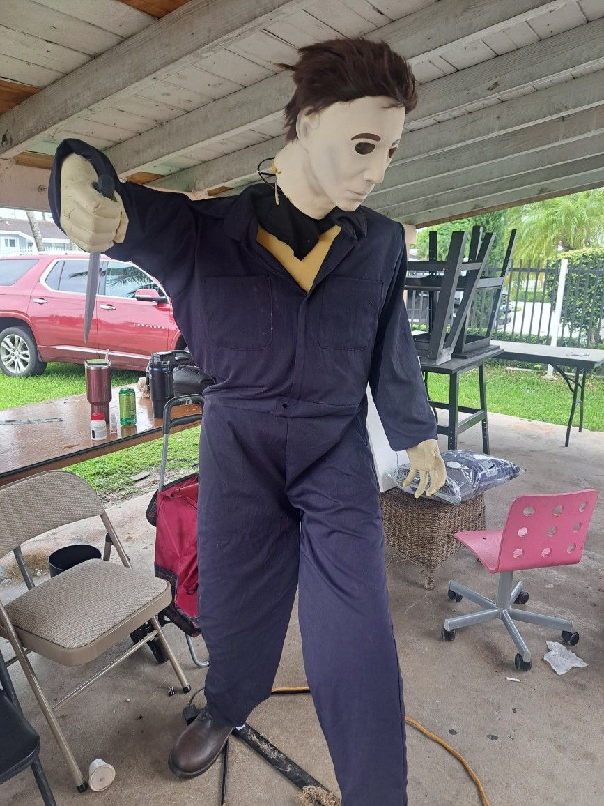 Michael Myers And Creepy Halloween Decor!!!