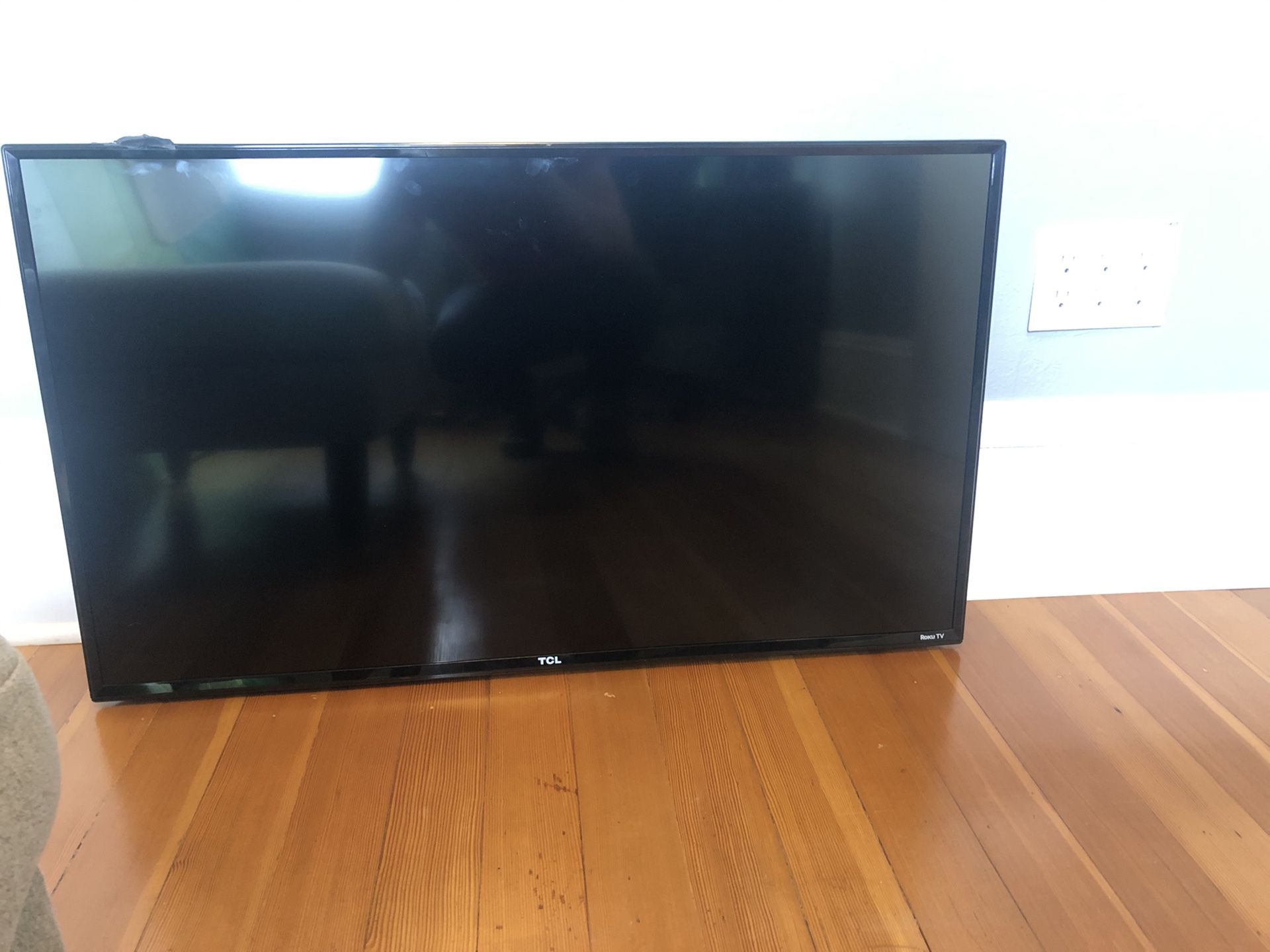 TCL Roku TV 40” LED Smart TV 40FS3750