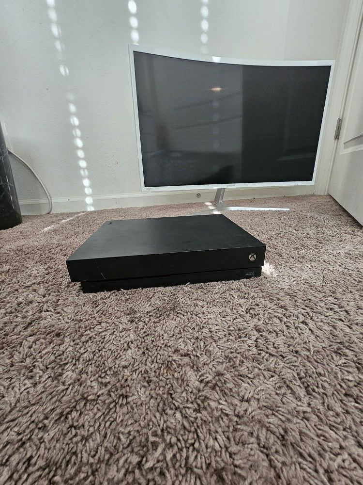 32 In Curved Monitor Plus Xbox One X for Sale in Fresno, CA OfferUp