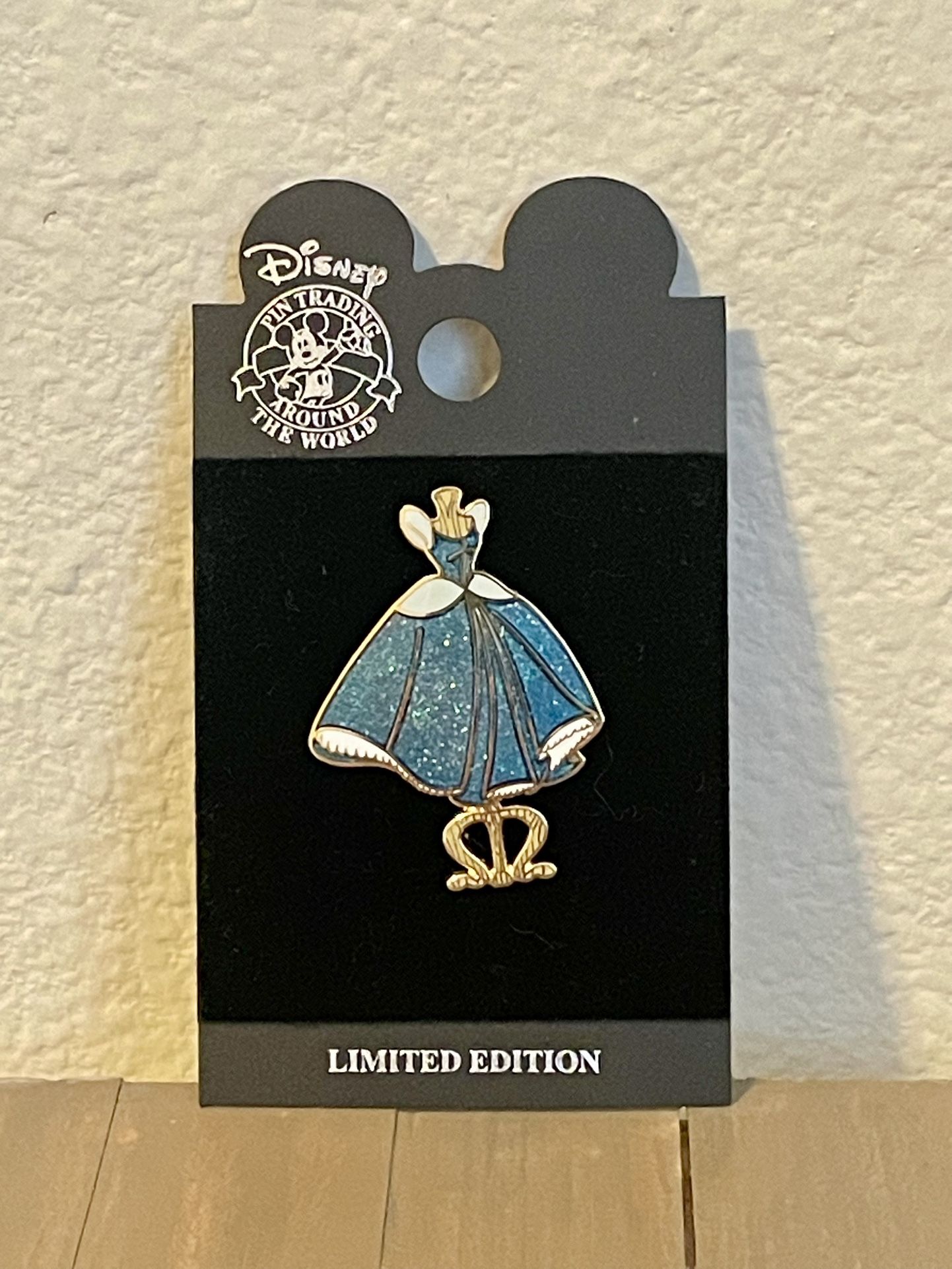 RARE 2003 DISNEY CINDERELLA PRINCESS DRESS STAND PIN (LE 1500) Limited Edition