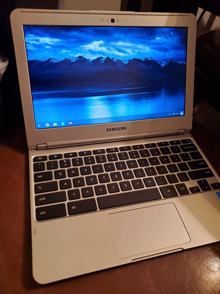 SILVER SAMSUNG CHROMEBOOK LAPTOP