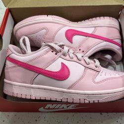 Brand new Nike dunk low triple pink size -5y