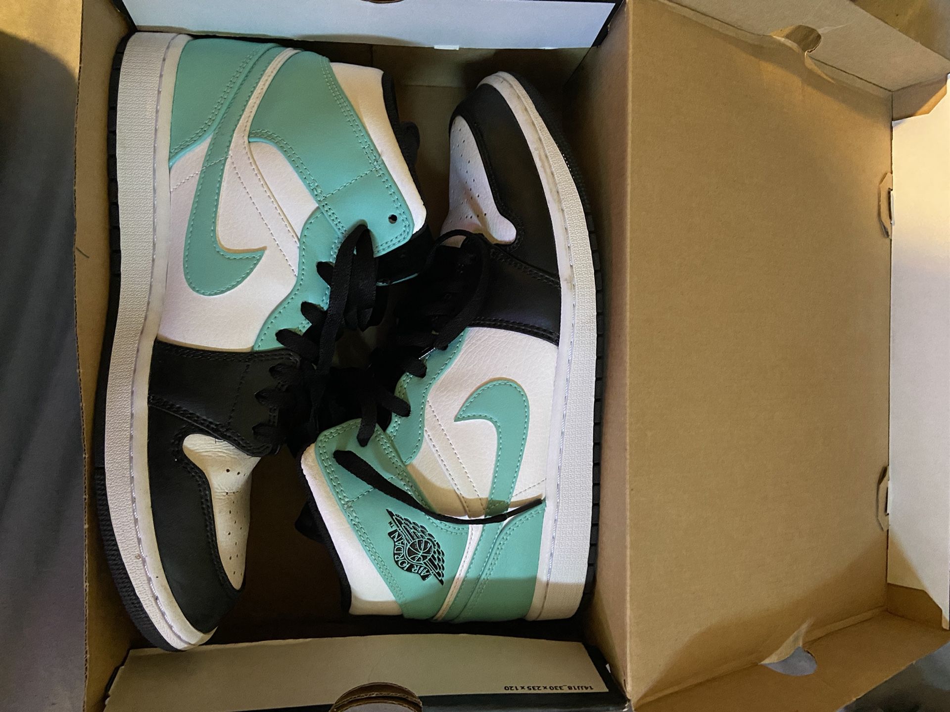 Jordan 1 Mid ‘Tropical Twist’ 