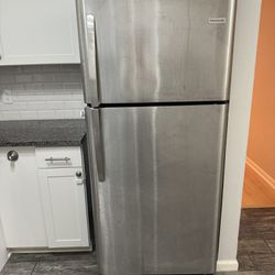 Frigidaire 20.5-cu ft Top-Freezer Refrigerator (Stainless Steel)