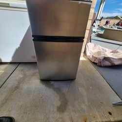 Insignia™ - 3.1 Cu. Ft. Mini Fridge with Top Freezer and ENERGY STAR Certification - Stainless Steel Look