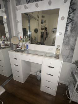 White Makeup Vanity With Lights 