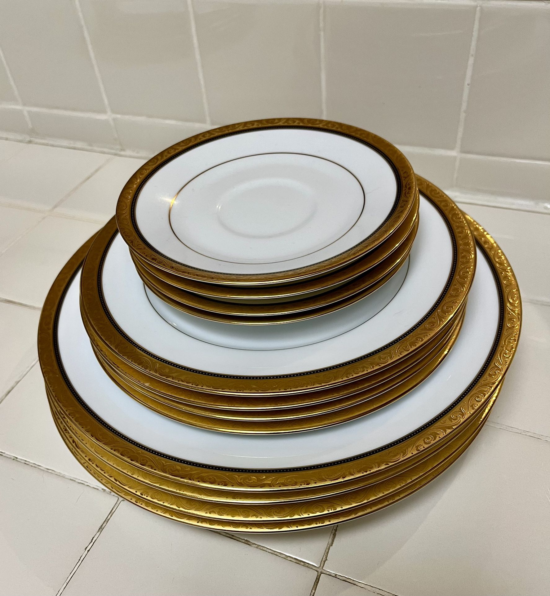 Gold Rim Dinner Plates
