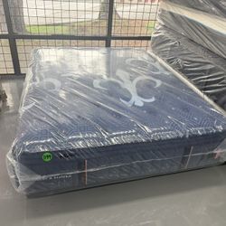 QUEEN SIZE STEARNS & FOSTER LUX ESTATE (MEDIUM) PILLOW TOP MATTRESS & BOX SPRING BED SET