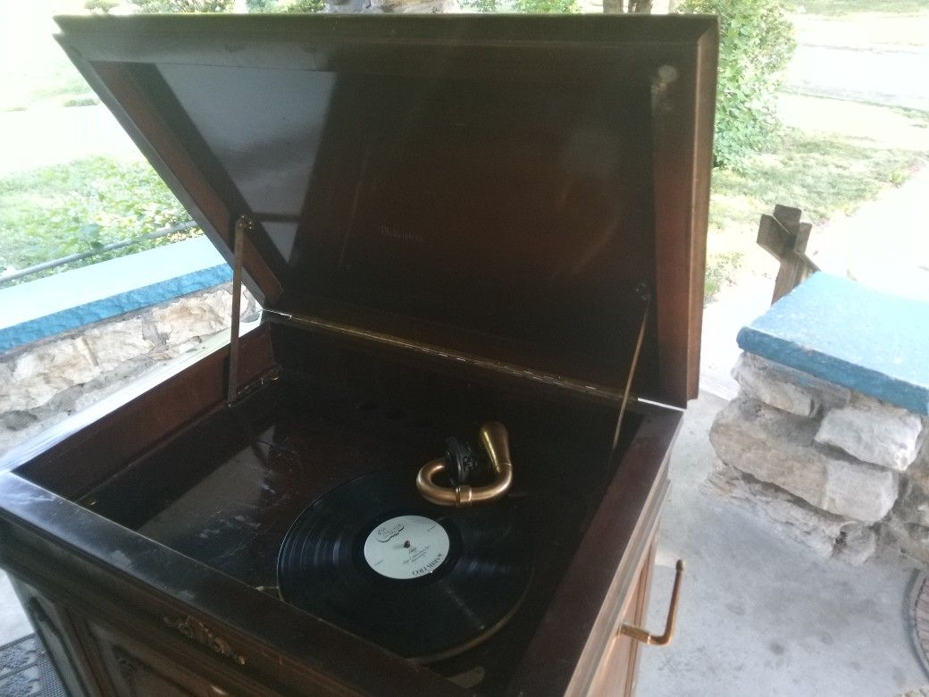 1968 Meletone Phonograph $30