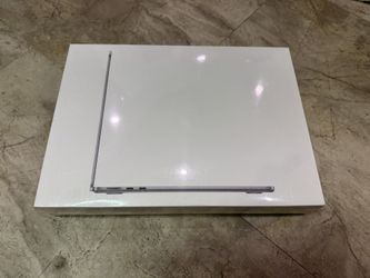 Apple MacBook Air 13.6” - M2 Chip - 512GB SSD - 16GB RAM
